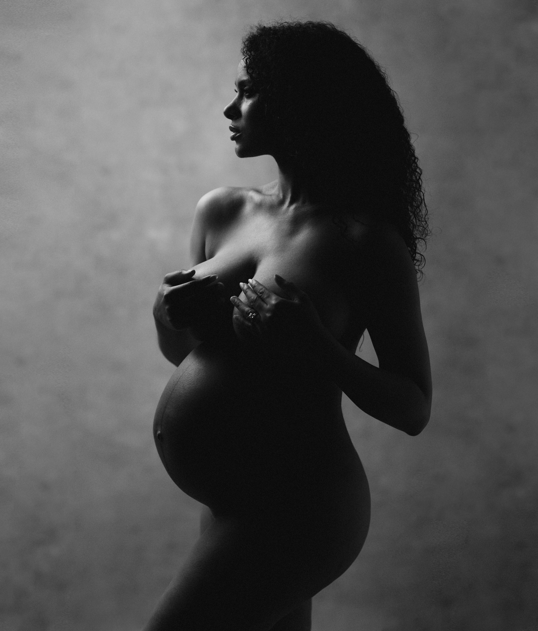 artistic maternity silhouettes and b&amp;w portraits of pregnancy. Lola Melani empowered women to embrace their changing bodies