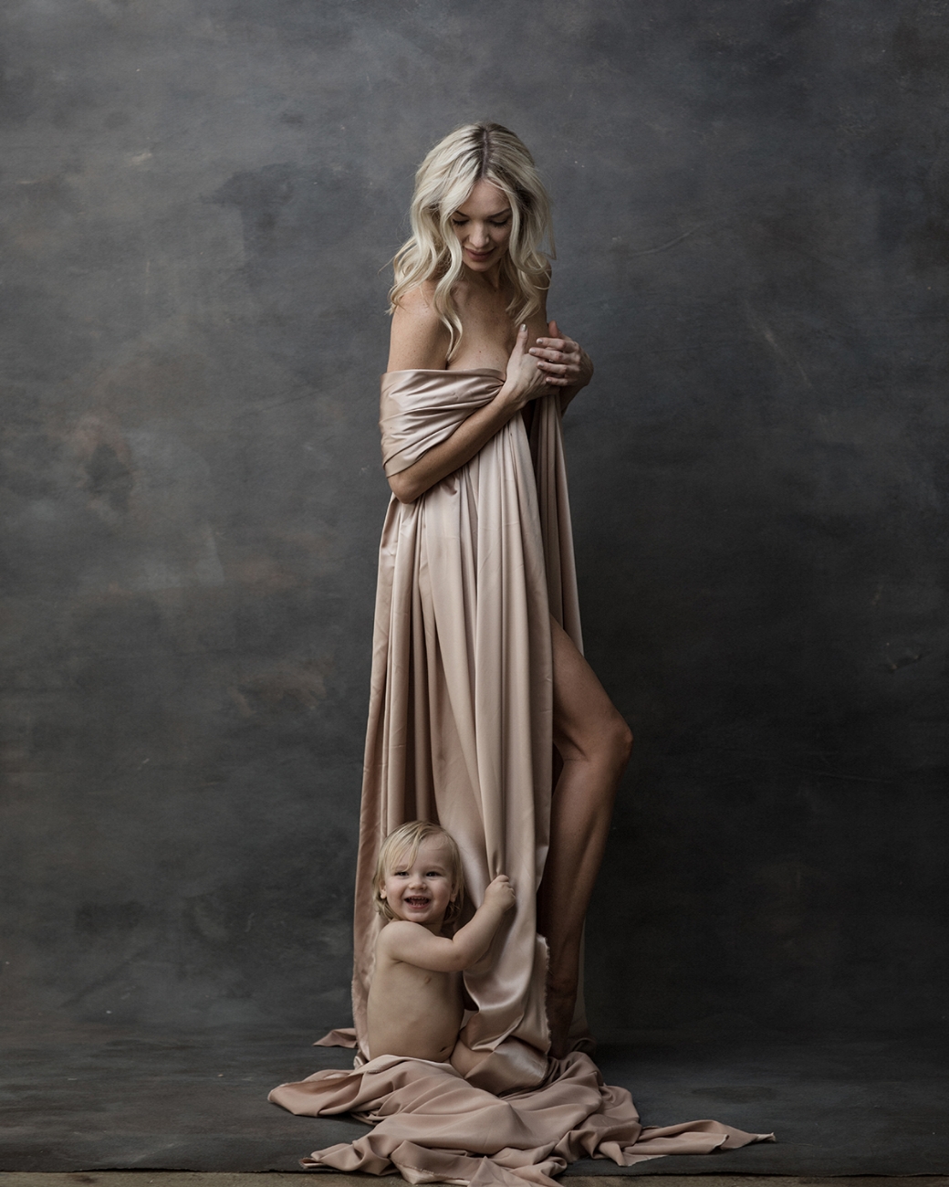 Stunning mother and baby portraits. Editorial motherhood photography&nbsp;